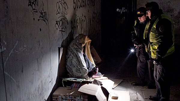 Strażnicy miejscy patrolują miejsca, w których nocują bezdomni.