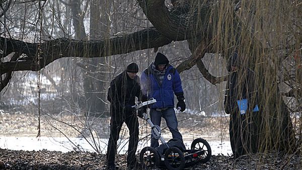 Policjanci używając georadaru przeczesują okolicę miejsca wskazanego przez matkę małej Magdy.