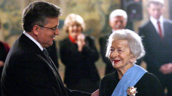Wisława Szymborska odbiera Order Orła Białego od prezydenta Komorowskiego