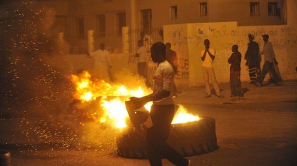 Demonstranci podpalają opony na ulicach Dakaru