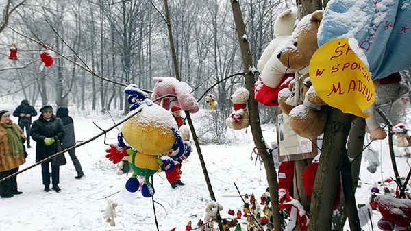 Przysypane śniegiem znicze i maskotki w miejscu ukrycia zwłok półrocznej Magdy
