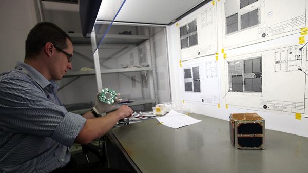 Główny elektronik projektu Tomasz Szewczyk i PW-Sat