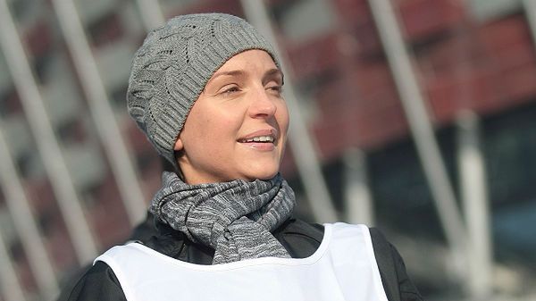 Minister sportu Joanna Mucha podczas rozgrzewki przed biegiem dookoła Stadionu Narodowego