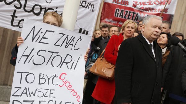 Jarosław Kaczyński podczas protestu przed gmachem MEN w Warszawie