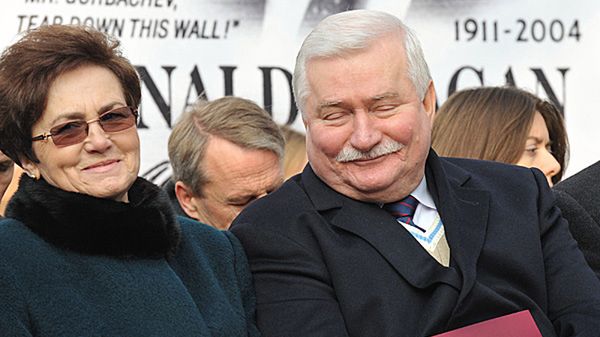 Były prezydent Lech Wałęsa z żoną Danutą