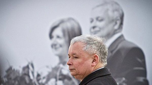 Jarosław Kaczyński na tle zdjęcia Lecha i Marii Kaczyńskich (fot. arch. z 10.04.2011r.)