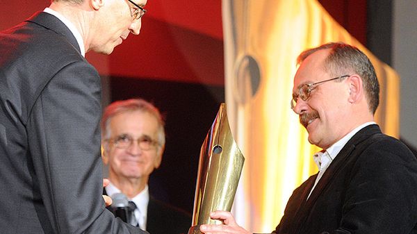 Wojciech Jagielski odbiera nagrodę Grand Press od Andrzeja Skworza (zdj. archiwalne)