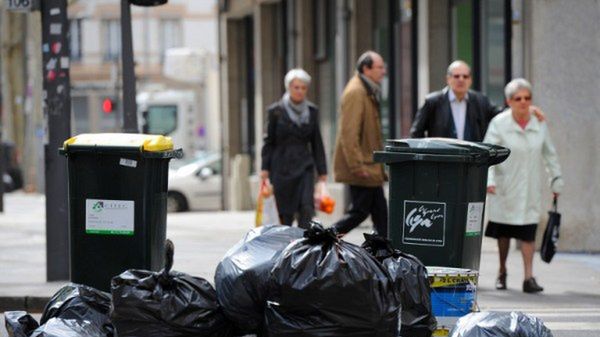 Na ulicach leżą góry cuchnących odpadków