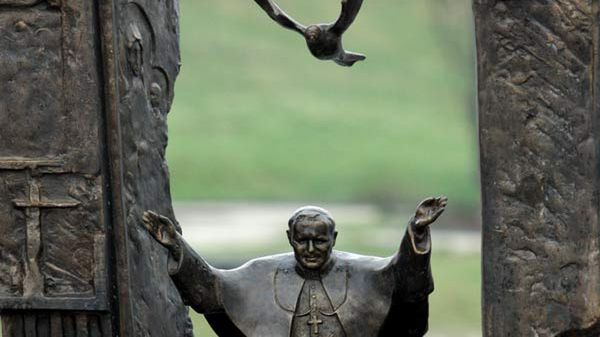 Rzeźba prof. Czesława Dźwigaja z krakowskiej ASP w piątą rocznicę śmierci Jana Pawła II.