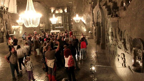 Turyści zwiedzają Kaplicę św. Kingi w zabytkowej części kopalni soli w Wieliczce