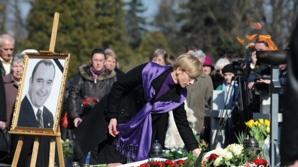 Beata Gosiewska w czasie uroczystości pogrzebowych męża na Wojskowych Powązkach w Warszawie
