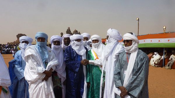 Byli liderzy taureskiej rebelii pozują do zdjęcia w sąsiadującym z Mali Nigrze