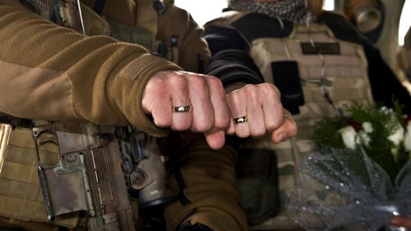 Do ślubu młodzi pojechali w pełnym uzbrojeniu