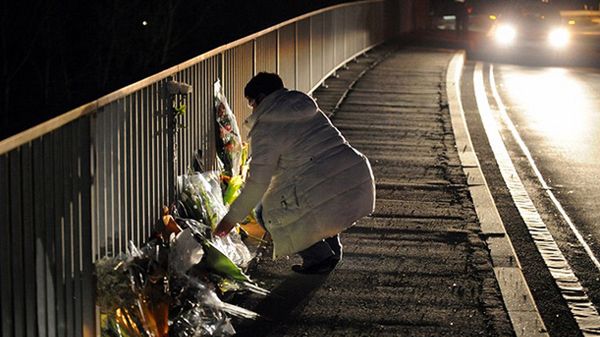 Szwajcarzy składają kwiaty na moście, naprzeciw tunelu w w kantonie Valais