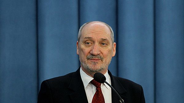 Poseł PiS Antoni Macierewicz na konferencji prasowej w sejmie