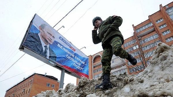 Smoleńsk. Rosyjski żołonerz obok plakatu Władimira Putina