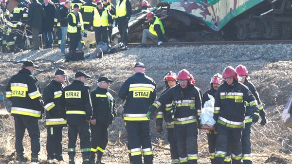 Strażacy wynoszą ciało jednej z ofiar katastrofy