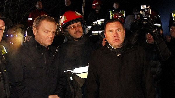 Wojewoda Zygmunt Łukaszczyk z premierem Donaldem Tuskiem na miejscu katastrofy
