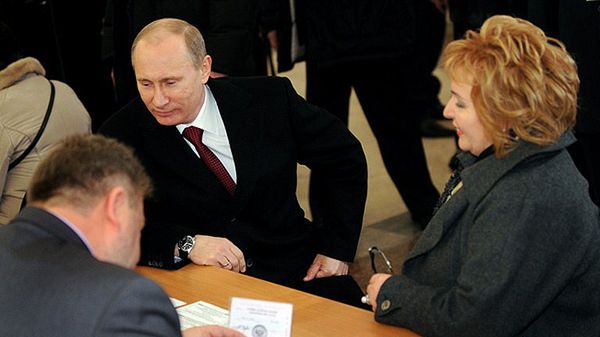 Władimir Putin w lokalu wyborczym