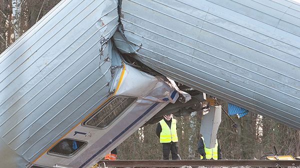 Przygotowania do usunięcia wraków na miejscu katastrofy kolejowej w Szczekocinach