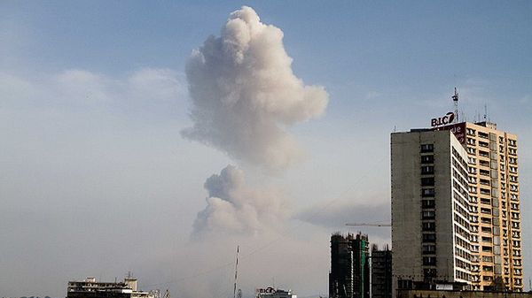 Dym po wybuchach w składzie amunicji