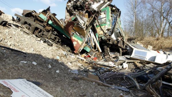 Wraki wagonów na miejscu katastrofy kolejowej koło Szczekocin