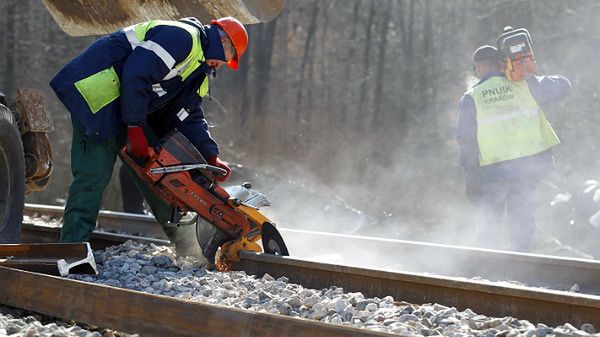 Prace naprawcze na miejscu katastrofy kolejowej koło Szczekocin