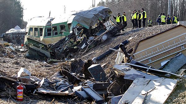 Wrak jednego z pociągów rozbitych w katastrofie pod Szczekocinami
