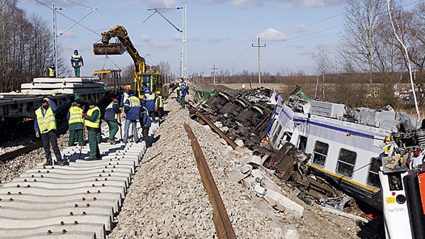 Prace naprawcze na miejscu katastrofy kolejowej