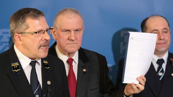 Od lewej: prezydent Związku Zawodowego Maszynistów Kolejowych w Polsce Leszek Miętek, przewodniczący OPZZ Jan Guz oraz przewodniczący Związku Zawodowego Dyżurnych Ruchu PKP Aleksander Motyka