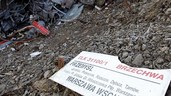 Wraki wagonów na miejscu katastrofy kolejowej koło Szczekocin