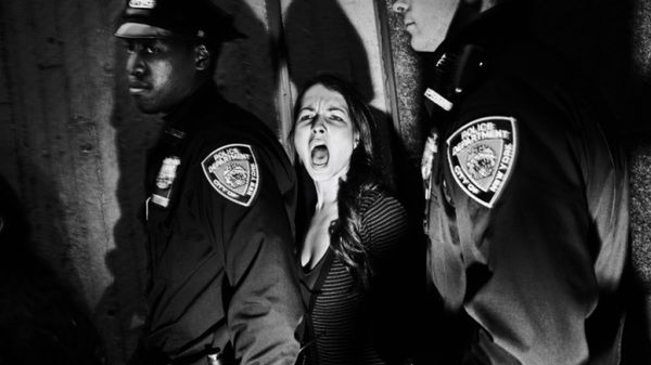 Nagrodzone zdjęcie, przedstawiające uczestniczkę protestów Okupuj Nowy Jork