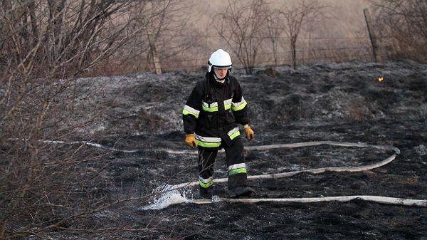 Strażak na pogorzelisku