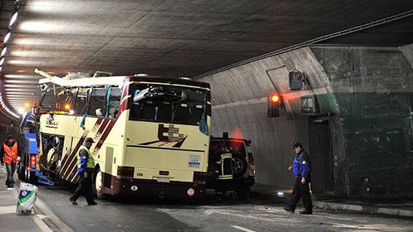 Wrak autokaru, który rozbił się w Szwajcarii
