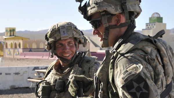 Robert Bales (zdj. arch. z 11.08.2011r; na zdjęciu po lewo)