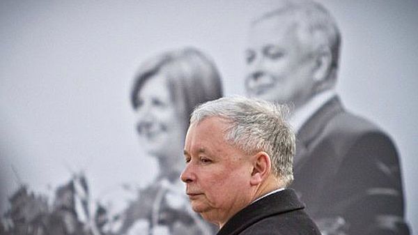 Jarosław Kaczyński na tle zdjęcia Lecha Kaczyńskiego i jego żony Marii