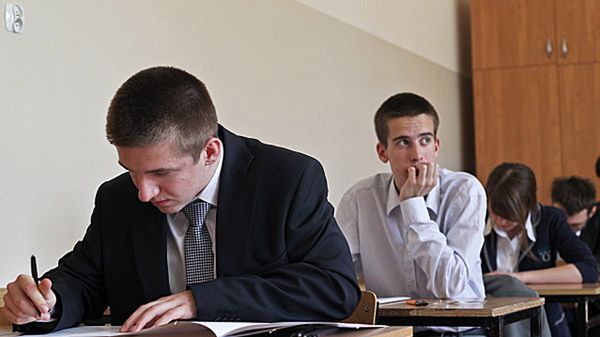 Maturzyści zmagają się z matematyką na poziomie rozszerzonym.