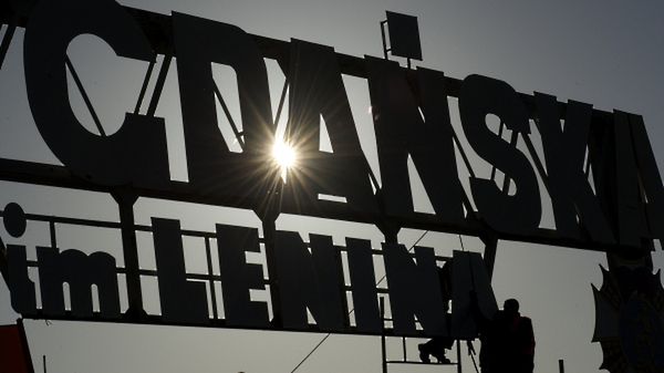 Montaż napisu "Stocznia Gdańska im. Lenina" nad bramą historyczną nr 2 Stoczni Gdańskiej w Gdańsku