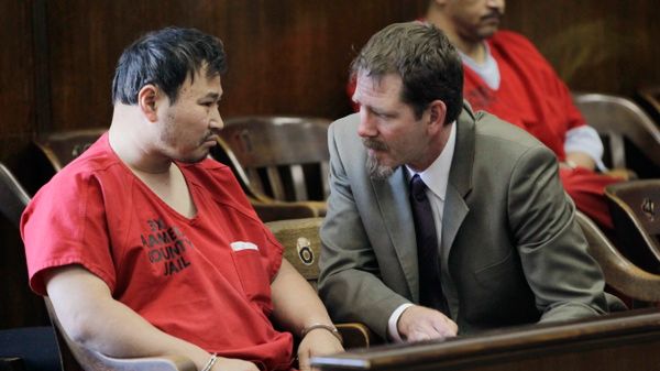 One Goh i jego obrońca podczas rozprawy sądowej