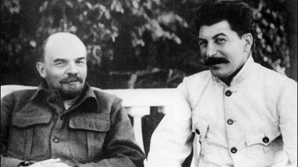 Włodzimierz Lenin z Józefem Stalinem w Gorki. Autentyczność tego zdjęcia do dziś budzi wątpliwości