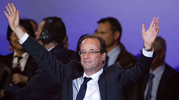 Francois Hollande cieszy się ze zwycięstwa