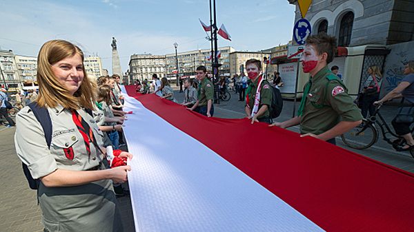 Dzień Flagi w Łodzi - mieszkańcy wspólnie maszerowali z 123-metrową flagą.