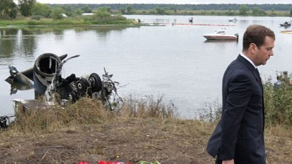 Dmitrij Miedwiediew na miejscu katastrofy Jaka-42 w pobliżu Jarosławia