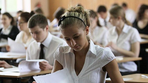 Maturzyści przeglądają testy otrzymane przed egzaminem maturalnym w I Liceum Ogólnokształcącym w Gorzowie Wielkopolskim