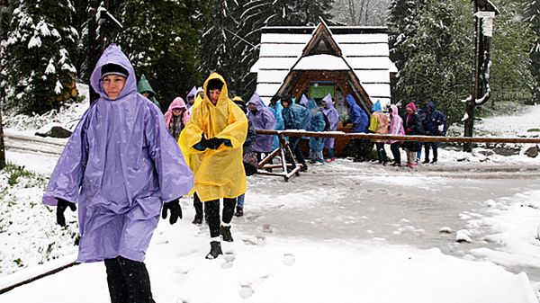 Turyści w zaśnieżonym Zakopanem