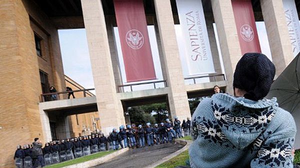 Włochom nie chce się studiować, wolą kupować magisterki w Albanii