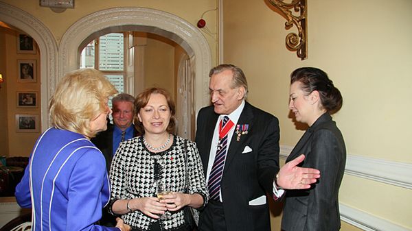 Ambasador Barbara Tuge-Erecińska (w środku) i prezes Ogniska Andrzej Morawicz (obok) w Ognisku Polskim w Londynie.