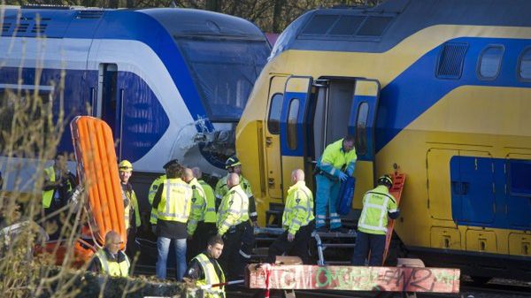 Służby ratunkowe na miejscu zderzenia pociągów
