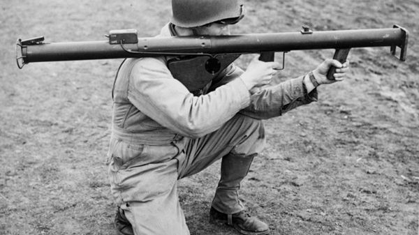 Amerykański żołnierz z Bazooką M1