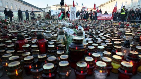 Znicze przed Pałacem Prezydenckim na Krakowskim Przedmieściu